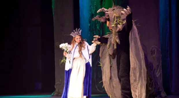 Более тысячи севастопольских мальчишек и девчонок увидели "Аленький цветочек" Более тысячи севастопольских мальчишек и девчонок увидели "Аленький цветочек"