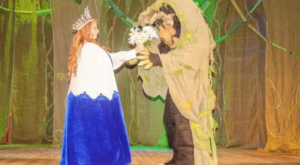 Более тысячи севастопольских мальчишек и девчонок увидели "Аленький цветочек" Более тысячи севастопольских мальчишек и девчонок увидели "Аленький цветочек"