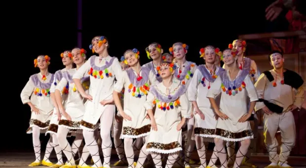 Более тысячи севастопольских мальчишек и девчонок увидели "Аленький цветочек" Более тысячи севастопольских мальчишек и девчонок увидели "Аленький цветочек"