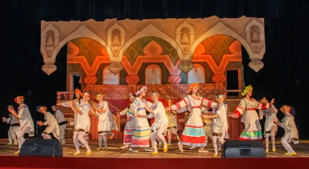 Более тысячи севастопольских мальчишек и девчонок увидели "Аленький цветочек" Более тысячи севастопольских мальчишек и девчонок увидели "Аленький цветочек"