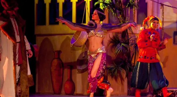 Более тысячи севастопольских мальчишек и девчонок увидели "Аленький цветочек" Более тысячи севастопольских мальчишек и девчонок увидели "Аленький цветочек"