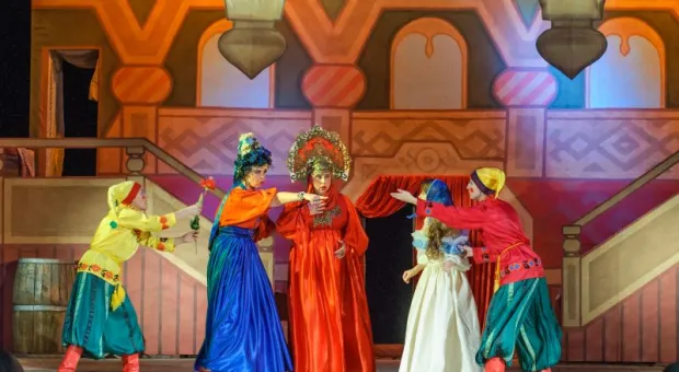 Более тысячи севастопольских мальчишек и девчонок увидели "Аленький цветочек" Более тысячи севастопольских мальчишек и девчонок увидели "Аленький цветочек"