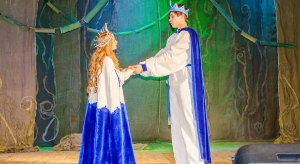 Более тысячи севастопольских мальчишек и девчонок увидели "Аленький цветочек" Более тысячи севастопольских мальчишек и девчонок увидели "Аленький цветочек"