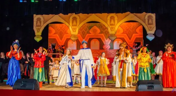 Более тысячи севастопольских мальчишек и девчонок увидели "Аленький цветочек" Более тысячи севастопольских мальчишек и девчонок увидели "Аленький цветочек"