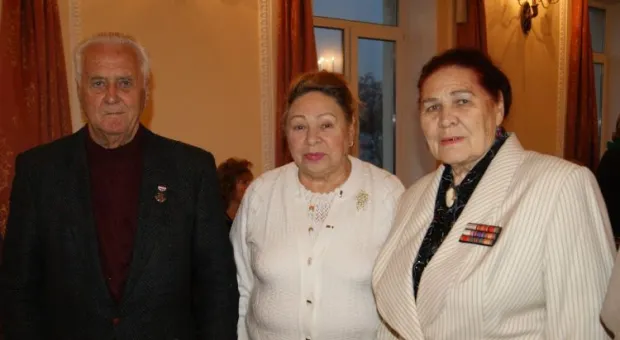 Акция «Подари ветерану праздник» собрала около 200 билетов. Благодаря горожанам ветераны посмотрели спектакль «Небесный тихоход» бесплатно Акция «Подари ветерану праздник» собрала около 200 билетов. Благодаря горожанам ветераны посмотрели спектакль «Небесный тихоход» бесплатно