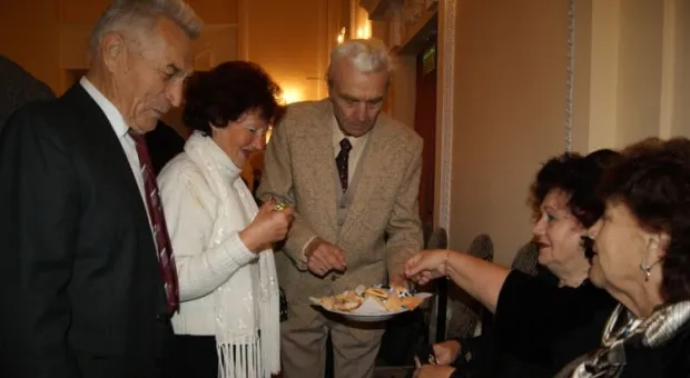 Акция «Подари ветерану праздник» собрала около 200 билетов. Благодаря горожанам ветераны посмотрели спектакль «Небесный тихоход» бесплатно Акция «Подари ветерану праздник» собрала около 200 билетов. Благодаря горожанам ветераны посмотрели спектакль «Небесный тихоход» бесплатно