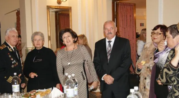 Акция «Подари ветерану праздник» собрала около 200 билетов. Благодаря горожанам ветераны посмотрели спектакль «Небесный тихоход» бесплатно Акция «Подари ветерану праздник» собрала около 200 билетов. Благодаря горожанам ветераны посмотрели спектакль «Небесный тихоход» бесплатно