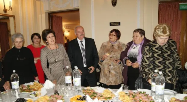 Акция «Подари ветерану праздник» собрала около 200 билетов. Благодаря горожанам ветераны посмотрели спектакль «Небесный тихоход» бесплатно Акция «Подари ветерану праздник» собрала около 200 билетов. Благодаря горожанам ветераны посмотрели спектакль «Небесный тихоход» бесплатно