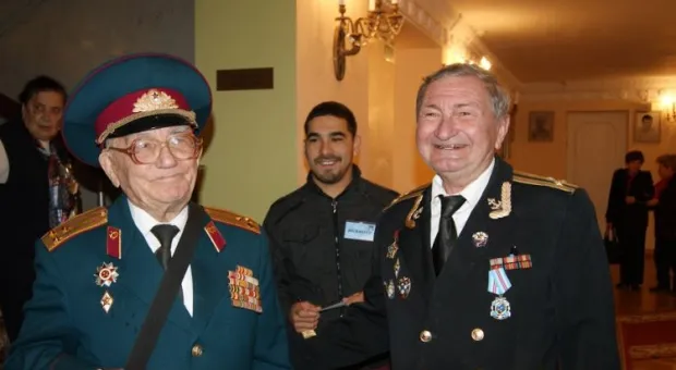 Акция «Подари ветерану праздник» собрала около 200 билетов. Благодаря горожанам ветераны посмотрели спектакль «Небесный тихоход» бесплатно Акция «Подари ветерану праздник» собрала около 200 билетов. Благодаря горожанам ветераны посмотрели спектакль «Небесный тихоход» бесплатно