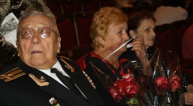 Акция «Подари ветерану праздник» собрала около 200 билетов. Благодаря горожанам ветераны посмотрели спектакль «Небесный тихоход» бесплатно Акция «Подари ветерану праздник» собрала около 200 билетов. Благодаря горожанам ветераны посмотрели спектакль «Небесный тихоход» бесплатно