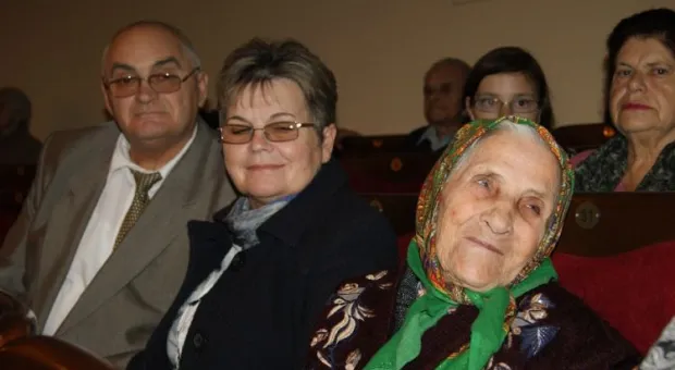 Акция «Подари ветерану праздник» собрала около 200 билетов. Благодаря горожанам ветераны посмотрели спектакль «Небесный тихоход» бесплатно Акция «Подари ветерану праздник» собрала около 200 билетов. Благодаря горожанам ветераны посмотрели спектакль «Небесный тихоход» бесплатно