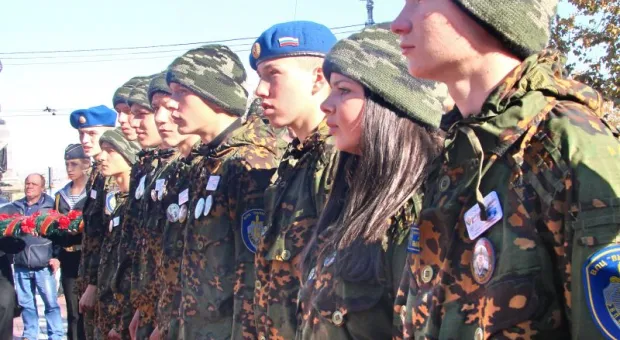 Участникам "Севастопольского рубежа" вручили васильковые береты Участникам "Севастопольского рубежа" вручили васильковые береты