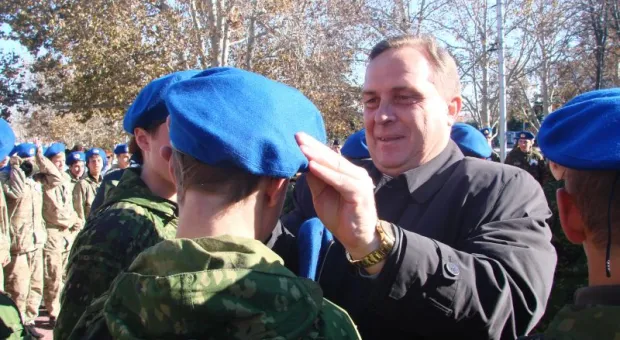 Участникам "Севастопольского рубежа" вручили васильковые береты Участникам "Севастопольского рубежа" вручили васильковые береты