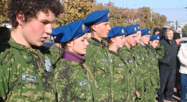 Участникам "Севастопольского рубежа" вручили васильковые береты Участникам "Севастопольского рубежа" вручили васильковые береты