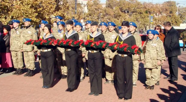 Участникам "Севастопольского рубежа" вручили васильковые береты Участникам "Севастопольского рубежа" вручили васильковые береты