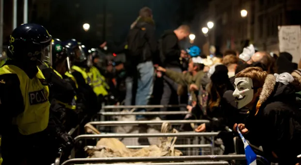 Ночь гнева и протеста: "Марш миллиона масок" превратил Лондон в гудящий улей Ночь гнева и протеста: "Марш миллиона масок" превратил Лондон в гудящий улей