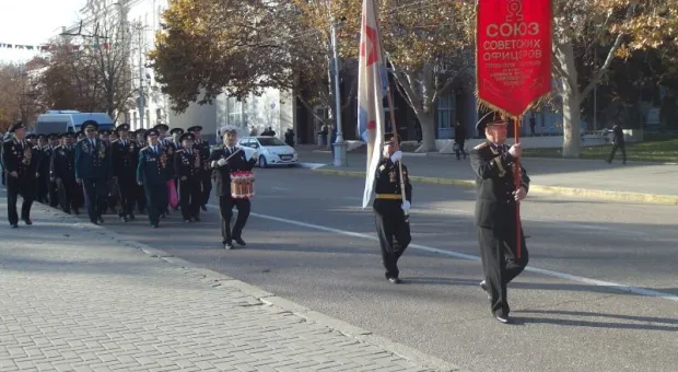Коммунисты Севастополя отметили 97- ю годовщину Великой Октябрьской социалистической революции Коммунисты Севастополя отметили 97- ю годовщину Великой Октябрьской социалистической революции