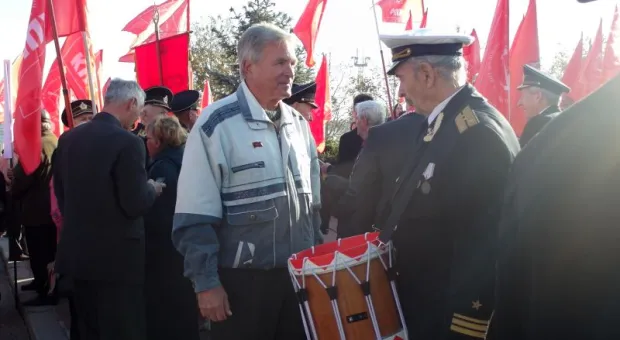 Коммунисты Севастополя отметили 97- ю годовщину Великой Октябрьской социалистической революции Коммунисты Севастополя отметили 97- ю годовщину Великой Октябрьской социалистической революции