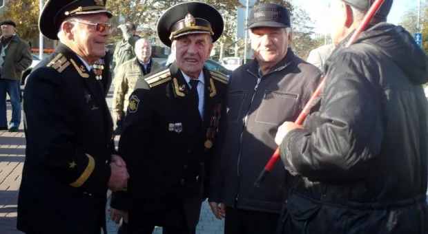 Коммунисты Севастополя отметили 97- ю годовщину Великой Октябрьской социалистической революции Коммунисты Севастополя отметили 97- ю годовщину Великой Октябрьской социалистической революции