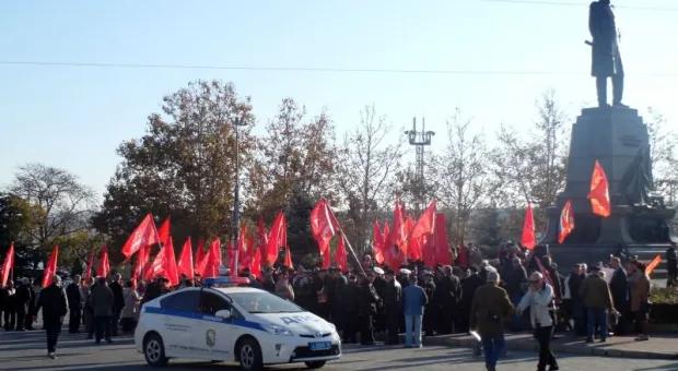 Коммунисты Севастополя отметили 97- ю годовщину Великой Октябрьской социалистической революции Коммунисты Севастополя отметили 97- ю годовщину Великой Октябрьской социалистической революции