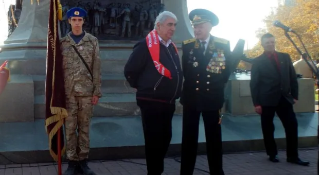 Коммунисты Севастополя отметили 97- ю годовщину Великой Октябрьской социалистической революции Коммунисты Севастополя отметили 97- ю годовщину Великой Октябрьской социалистической революции