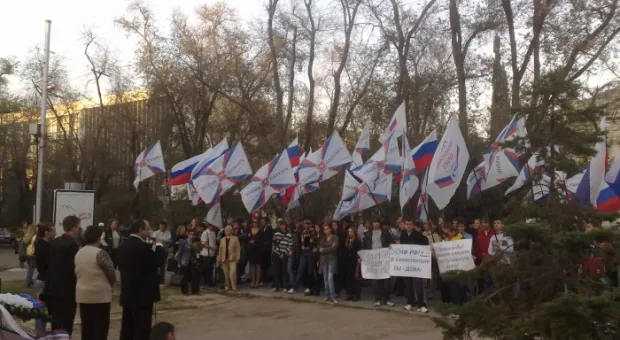 "Русский выбор" и Русский молодежный союз возложили цветы к памятнику Екатерине ІІ