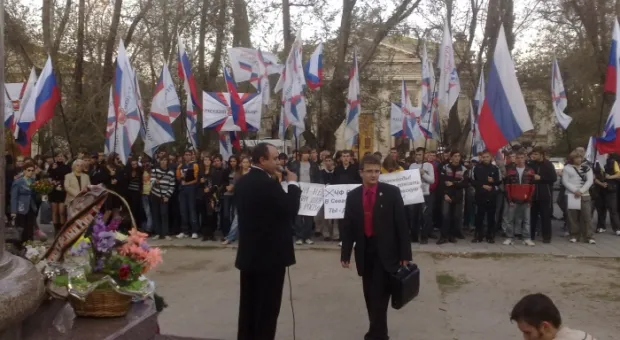 "Русский выбор" и Русский молодежный союз возложили цветы к памятнику Екатерине ІІ