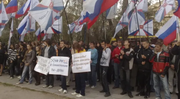 "Русский выбор" и Русский молодежный союз возложили цветы к памятнику Екатерине ІІ