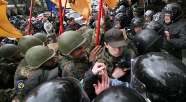 Националисты в центре Киева подрались с милицией (ФОТО)