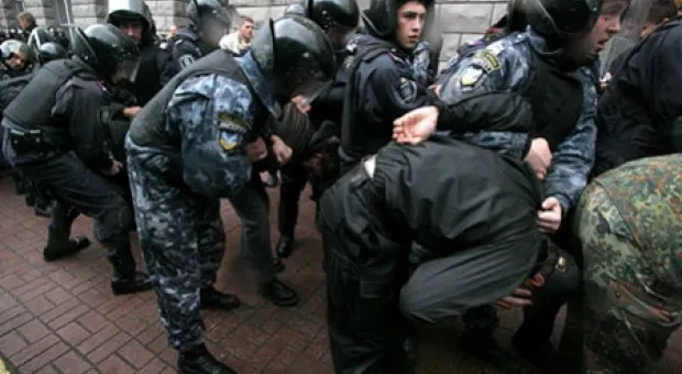 Националисты в центре Киева подрались с милицией (ФОТО)