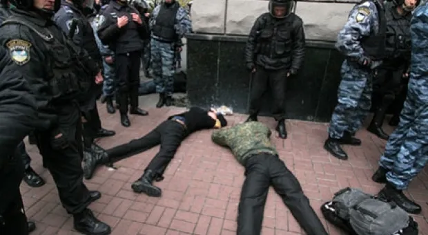 Националисты в центре Киева подрались с милицией (ФОТО)