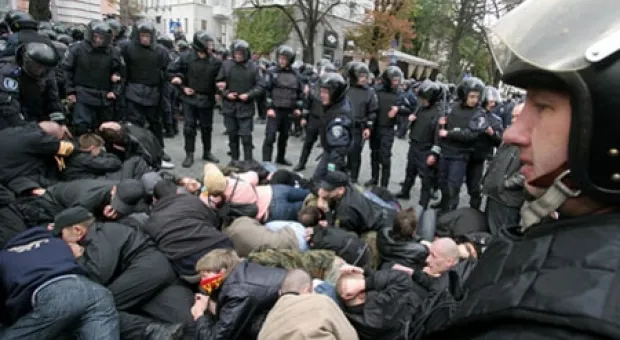 Националисты в центре Киева подрались с милицией (ФОТО)