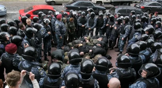 Националисты в центре Киева подрались с милицией (ФОТО)