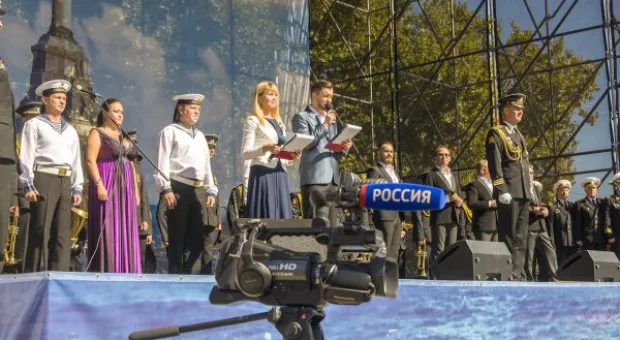 На главной площади Севастополя массово спели городской гимн