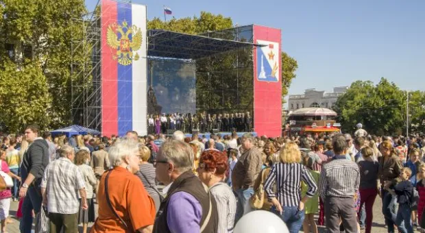 На главной площади Севастополя массово спели городской гимн