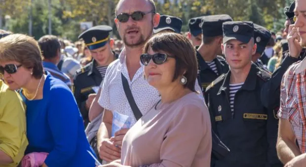 На главной площади Севастополя массово спели городской гимн