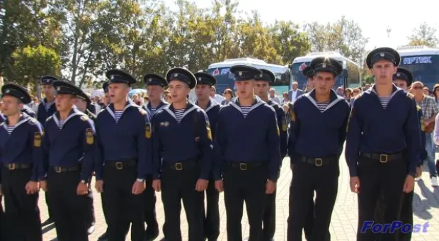 На главной площади Севастополя массово спели городской гимн