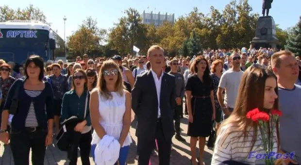На главной площади Севастополя массово спели городской гимн
