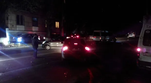 ЧП в районе автовокзала Севастополя: тополь упал на проезжую часть, оборвав провода линии электропередач