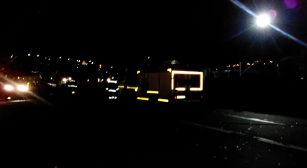 ЧП в районе автовокзала Севастополя: тополь упал на проезжую часть, оборвав провода линии электропередач