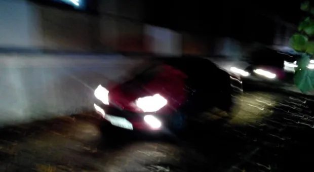 ЧП в районе автовокзала Севастополя: тополь упал на проезжую часть, оборвав провода линии электропередач