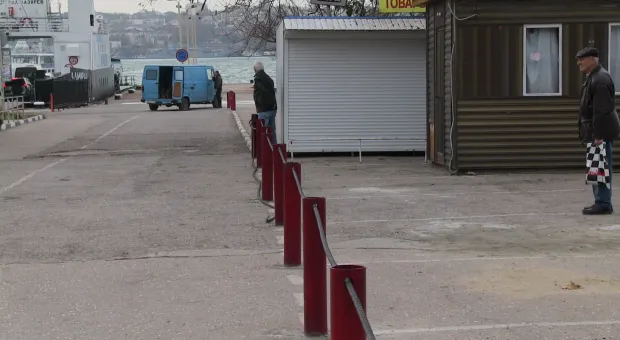 Нет повести причальнее на свете: на Северной стороне пассажиров катера загнали за леера