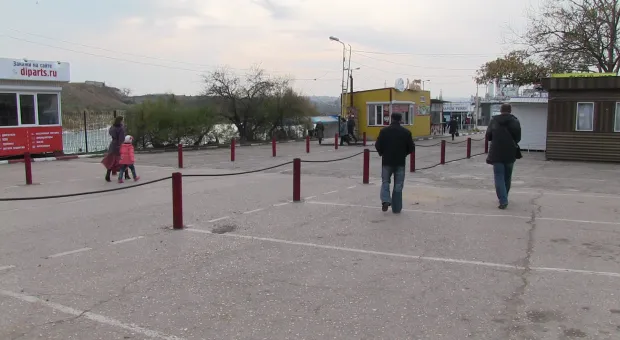 Нет повести причальнее на свете: на Северной стороне пассажиров катера загнали за леера