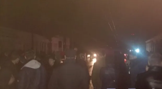 Около двухсот человек у ТЦ Апельсин перекрыли дорогу и требуют Сергея Меняйло