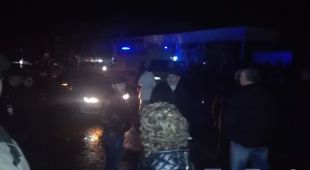 Около двухсот человек у ТЦ Апельсин перекрыли дорогу и требуют Сергея Меняйло