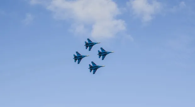 Русские витязи в небе над Севастополем показали высший пилотаж на тяжелых истребителях