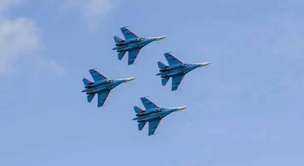 Русские витязи в небе над Севастополем показали высший пилотаж на тяжелых истребителях