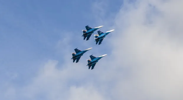 Русские витязи в небе над Севастополем показали высший пилотаж на тяжелых истребителях
