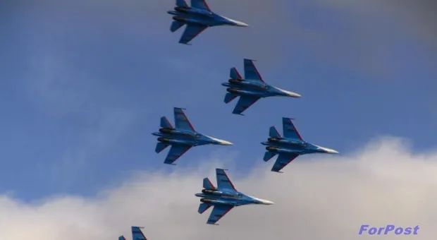 Русские витязи в небе над Севастополем показали высший пилотаж на тяжелых истребителях