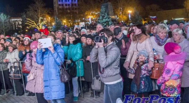 Севастополь украсил главную ёлку города в цвета российского флага